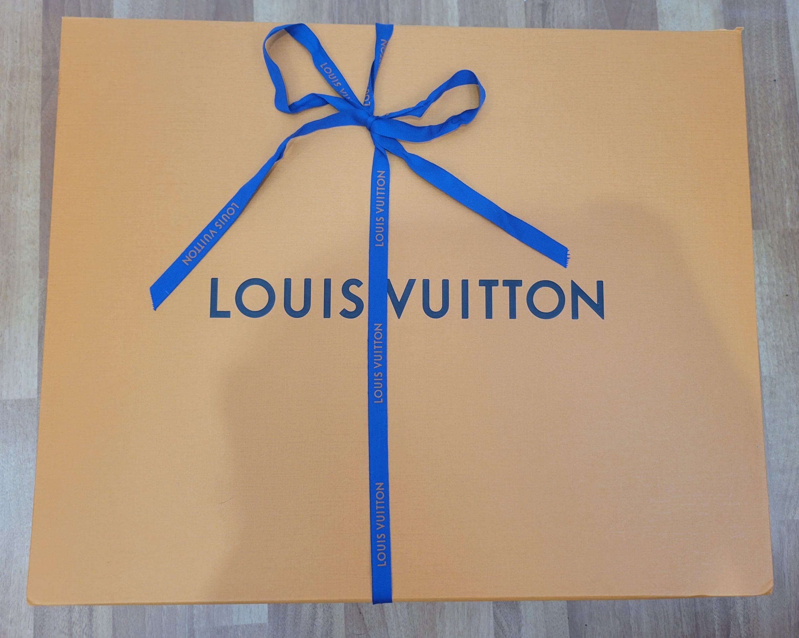 LOUIS VUITTON CARMEL TOTE VERY DEMANDING ARTICLE NEW IN STOCK